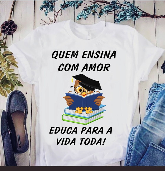 Camiseta Quem Ensina com Amor