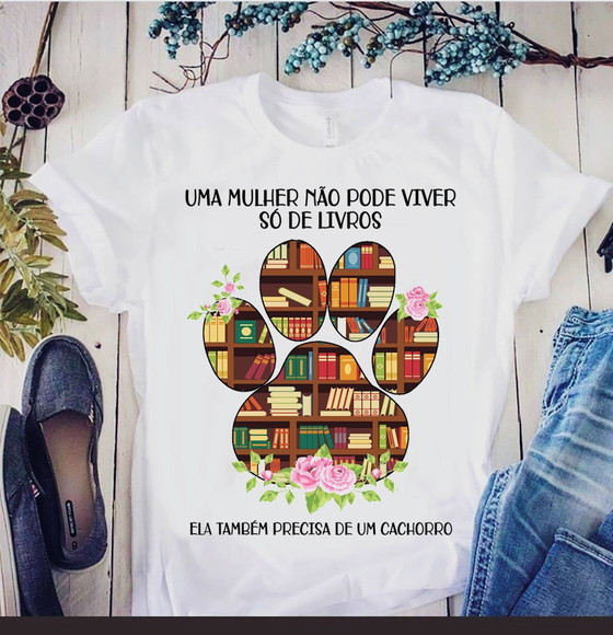 Camiseta Uma Mulher Precisa de Um Cachorro