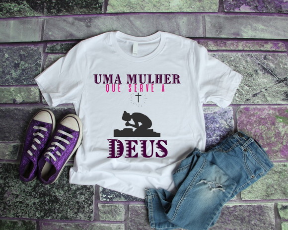 Camiseta Religiosa Sou Uma Mulher Que Serve a Deus