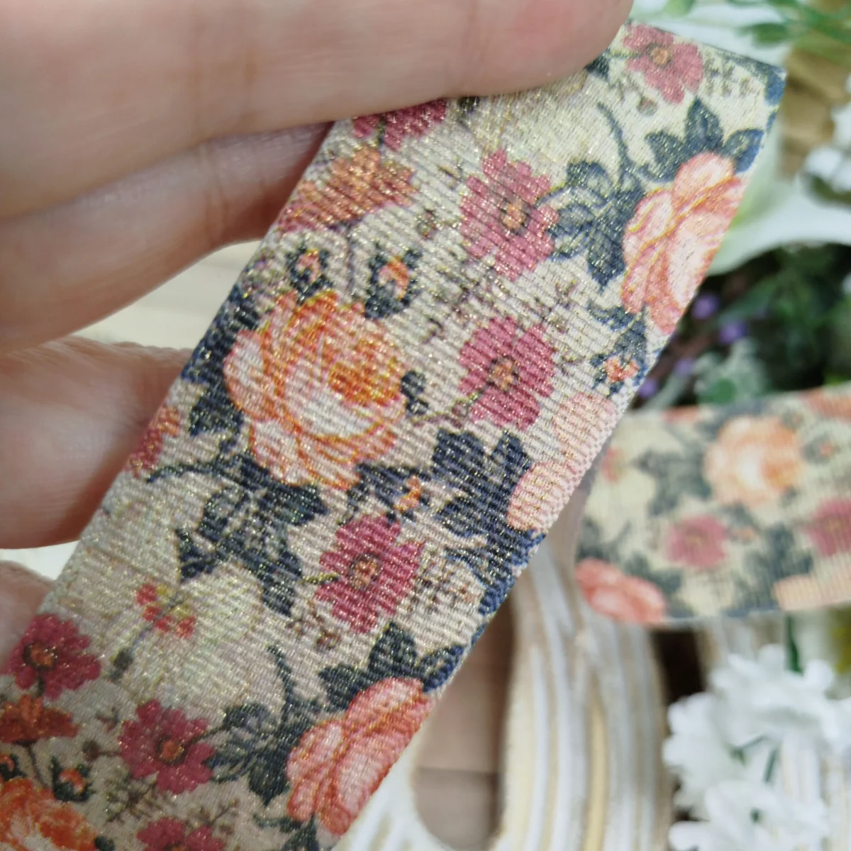 Fita Lurex 38mm No 09 Estampa Floral Vintage Coral/Salmão com Fios Dourados