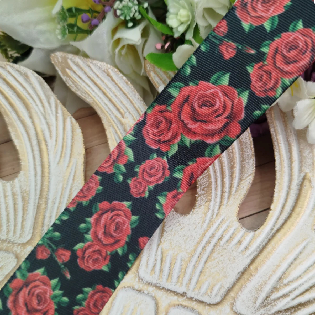 Fita Gorgurão 38mm Estampa Rosas Vermelhas Grandes em Fundo Preto - Imagem 1