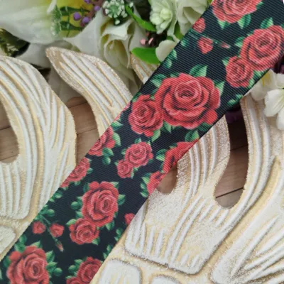 Fita Gorgurão 38mm Estampa Rosas Vermelhas Grandes em Fundo Preto