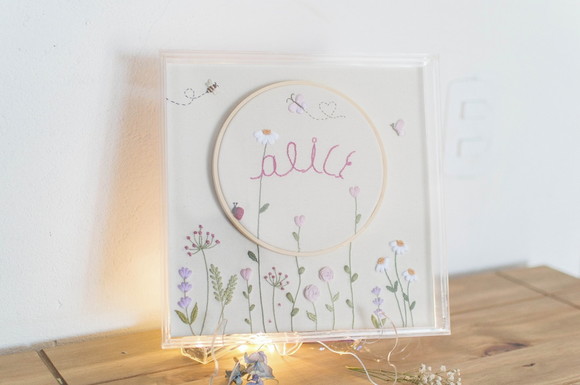 Porta Maternidade Bordado com Caligrafia Personalizada