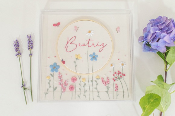 Porta Maternidade Floral Bordado a Mão