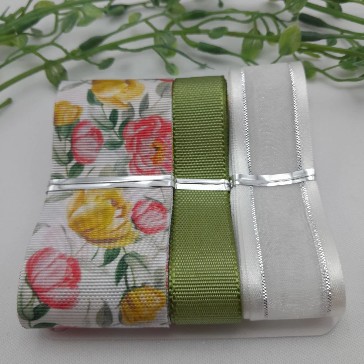 Mix de Fitas Estampa Flores Amarela e Coral, Fita Voil Branca e Gorgurão Verde - Imagem 4