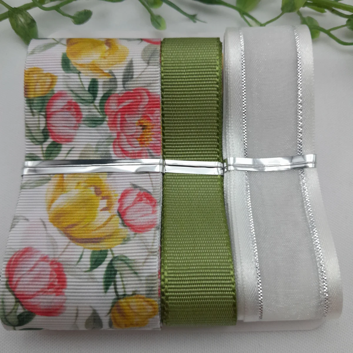 Mix de Fitas Estampa Flores Amarela e Coral, Fita Voil Branca e Gorgurão Verde