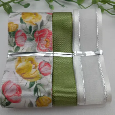 Mix de Fitas Estampa Flores Amarela e Coral, Fita Voil Branca e Gorgurão Verde