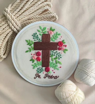 Bastidor sacro cruz com floral - Personalizado