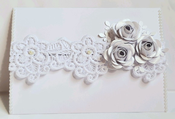Cartão Branco com Flores e Guipure