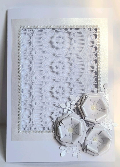 Cartão branco com flores e guipir