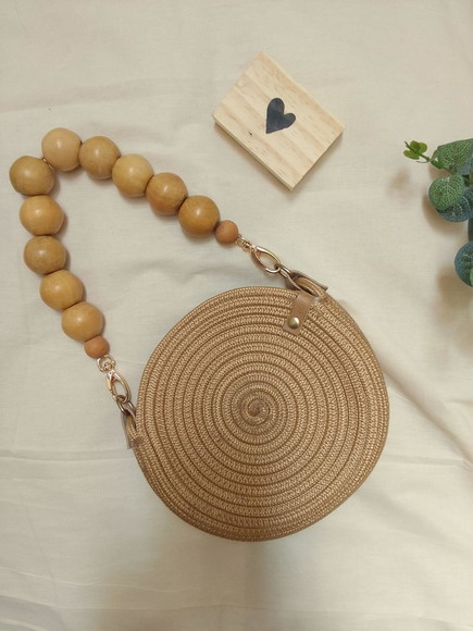 Bolsa Redonda com Alça de Madeira