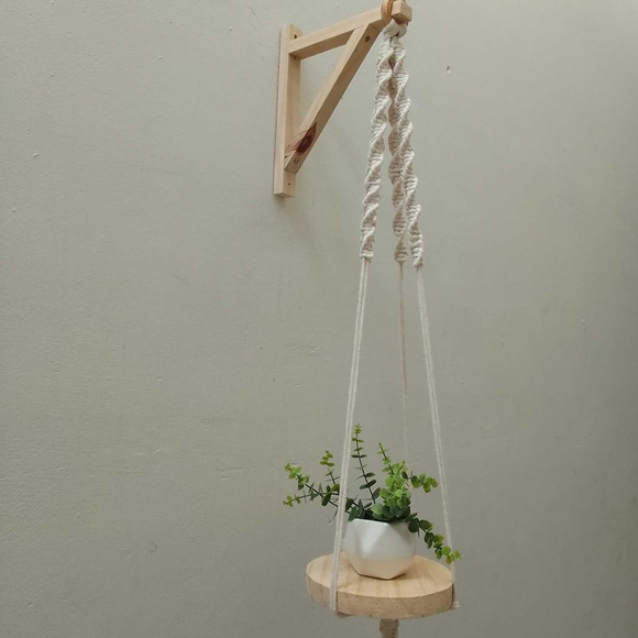 Plant Hanger Macramê com Base de Madeira
