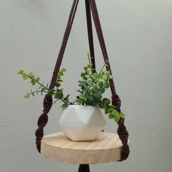 Suporte de Plantas em Macramê com Prateleira