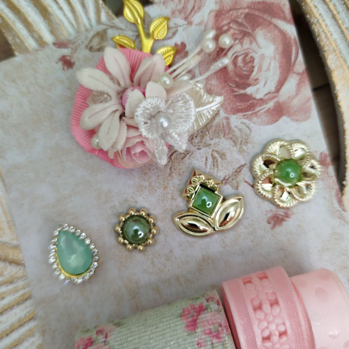 Cartela de Fitas e Enfeites Coordenados Tons Rosa e Verde para Customização, Artesanato e Scrap - Imagem 3