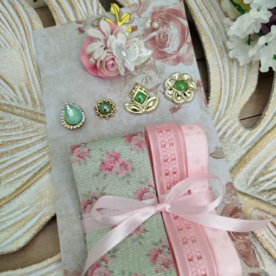 Cartela de Aviamentos e Enfeites Coordenados Tons Rosa e Verde para Customização, Artesanato e Scrap