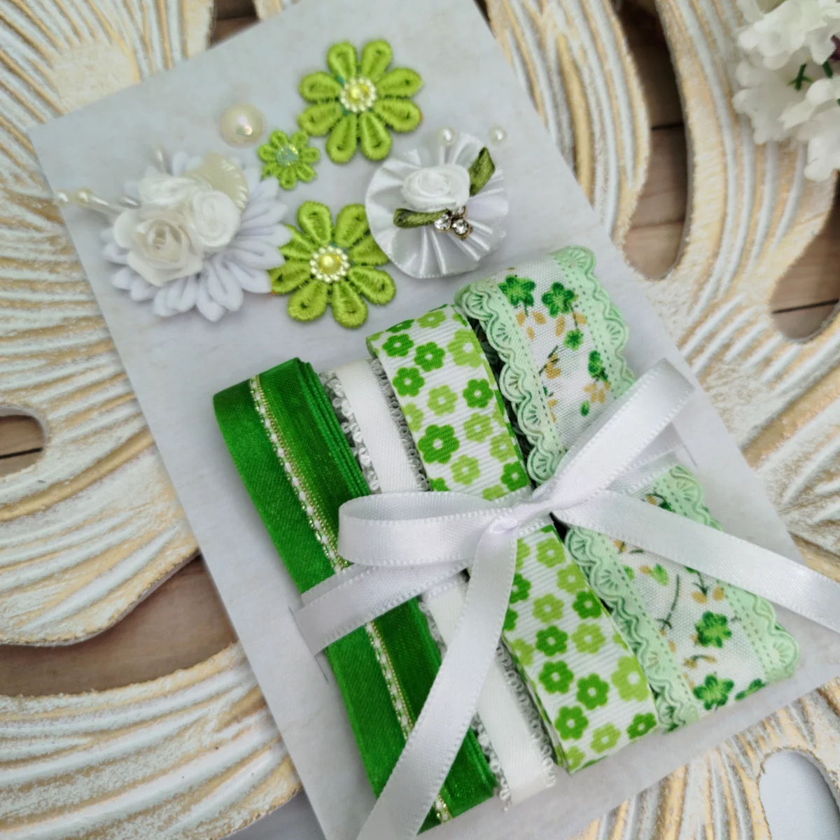 Mix de Aviamentos e Apliques Coordenados Tons Verde e Branco para Customização, Artesanato e Scrap