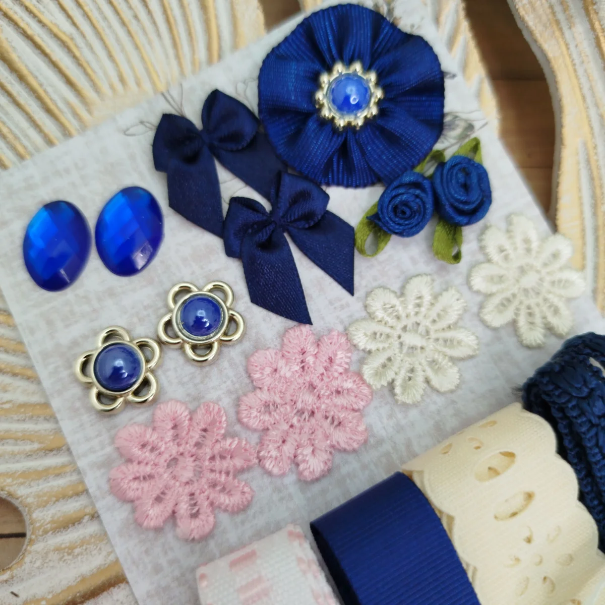 Kit de Aviamentos e Enfeites Coordenados Tons de Bege, Azul e Rosa para Artesanato e Scrap