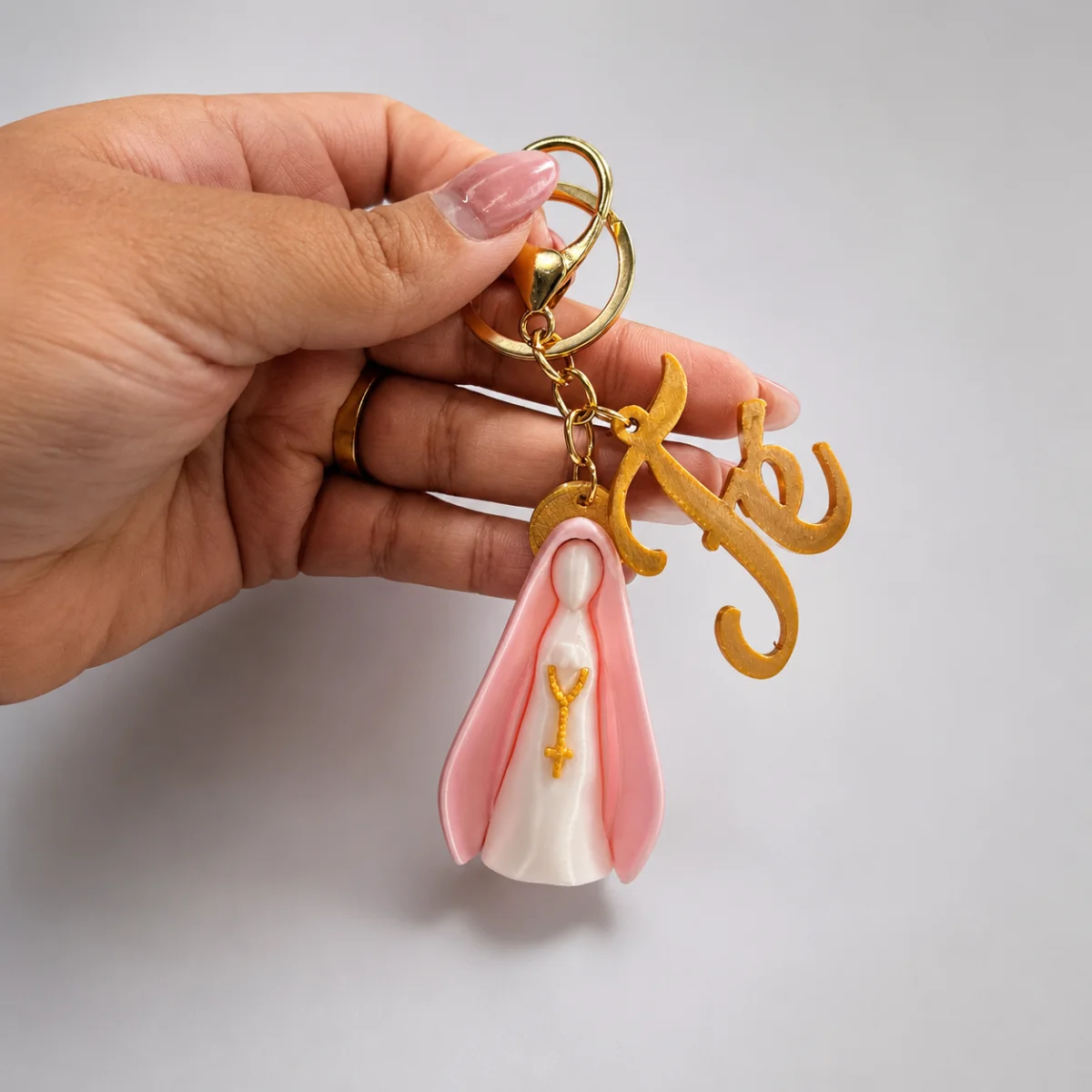 Conjunto Chaveiro Nossa Senhora Manto Cor de Rosa + Pingente Fé - Argola Dourada Mosquetão - Imagem 3