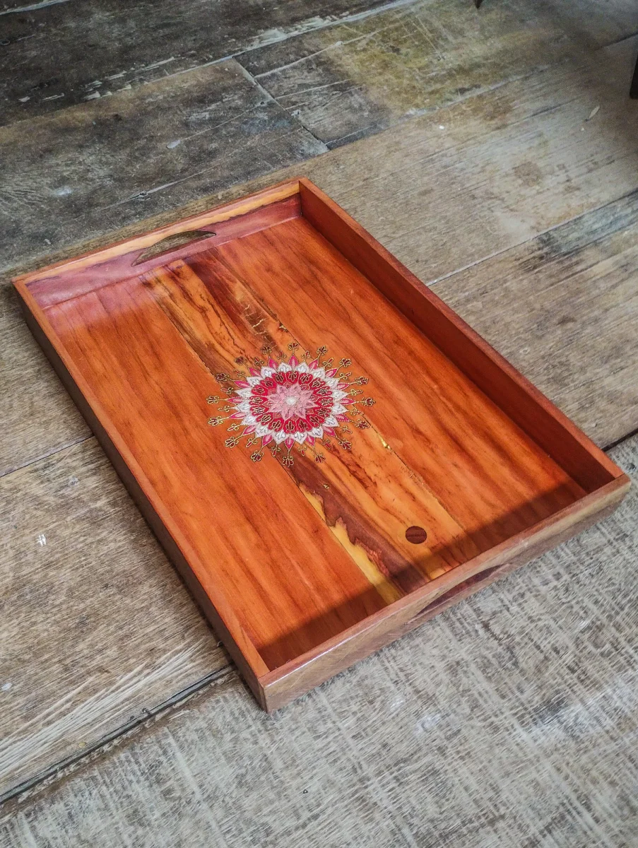 Bandeja de madeira de demolição decorativa Peroba Rosa mandala pequena