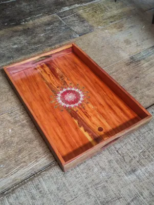 Bandeja de madeira de demolição decorativa Peroba Rosa mandala pequena