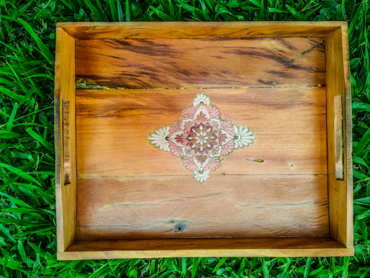Bandeja de madeira de demolição decorativa Peroba Rosa com rosa - Imagem 2