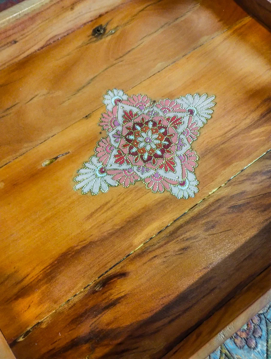 Bandeja de madeira de demolição decorativa Peroba Rosa com rosa - Imagem 3