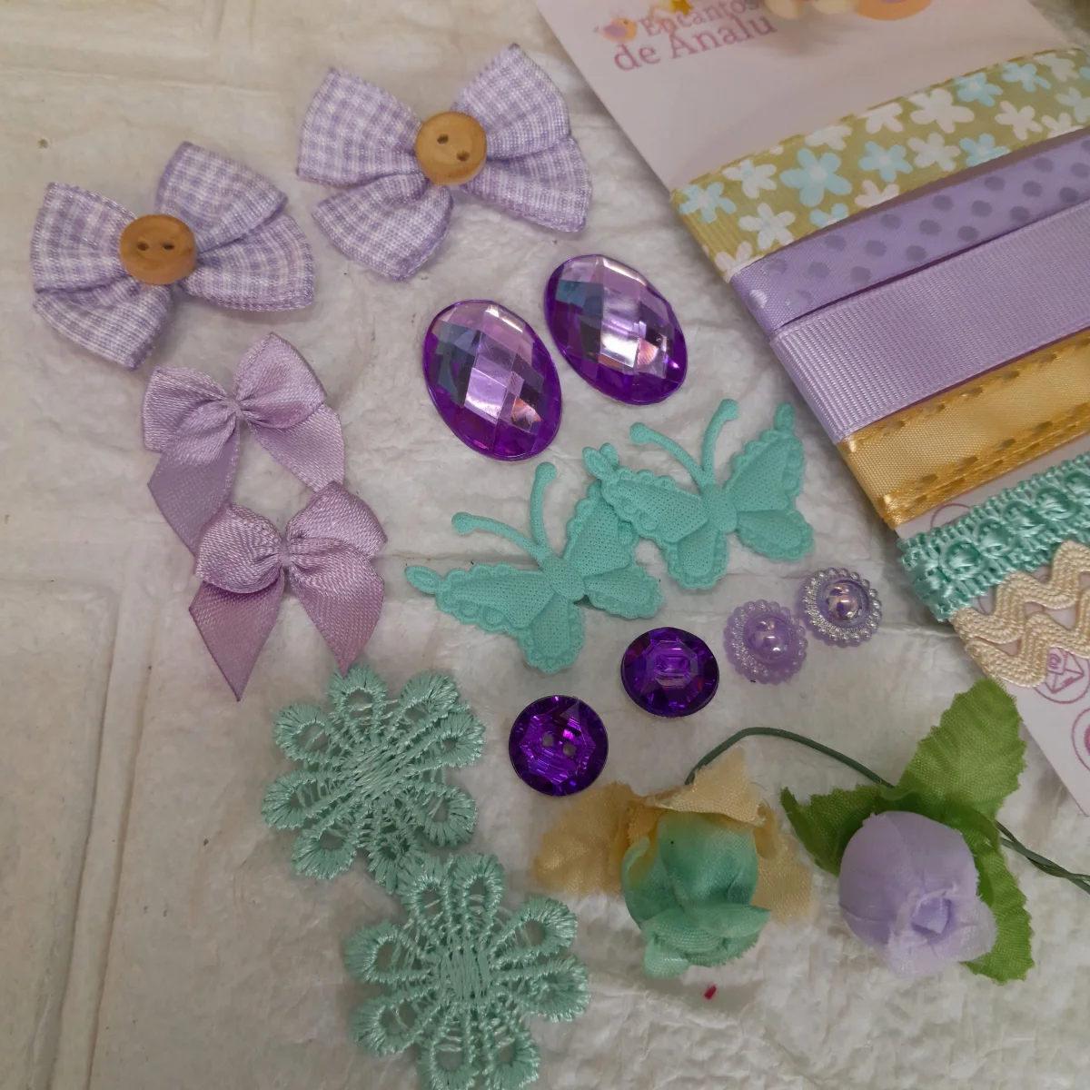 Kit de Fitas Lilas / Verde / Bege e Enfeites em Cores Coordenadas para Artes, Scrap e Customização - Imagem 1