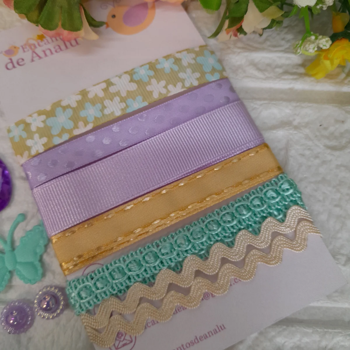 Kit de Fitas Lilas / Verde / Bege e Enfeites em Cores Coordenadas para Artes, Scrap e Customização - Imagem 2