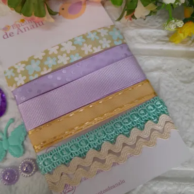 Kit de Fitas Lilas / Verde / Bege e Enfeites em Cores Coordenadas para Artes,  Scrap e Customização