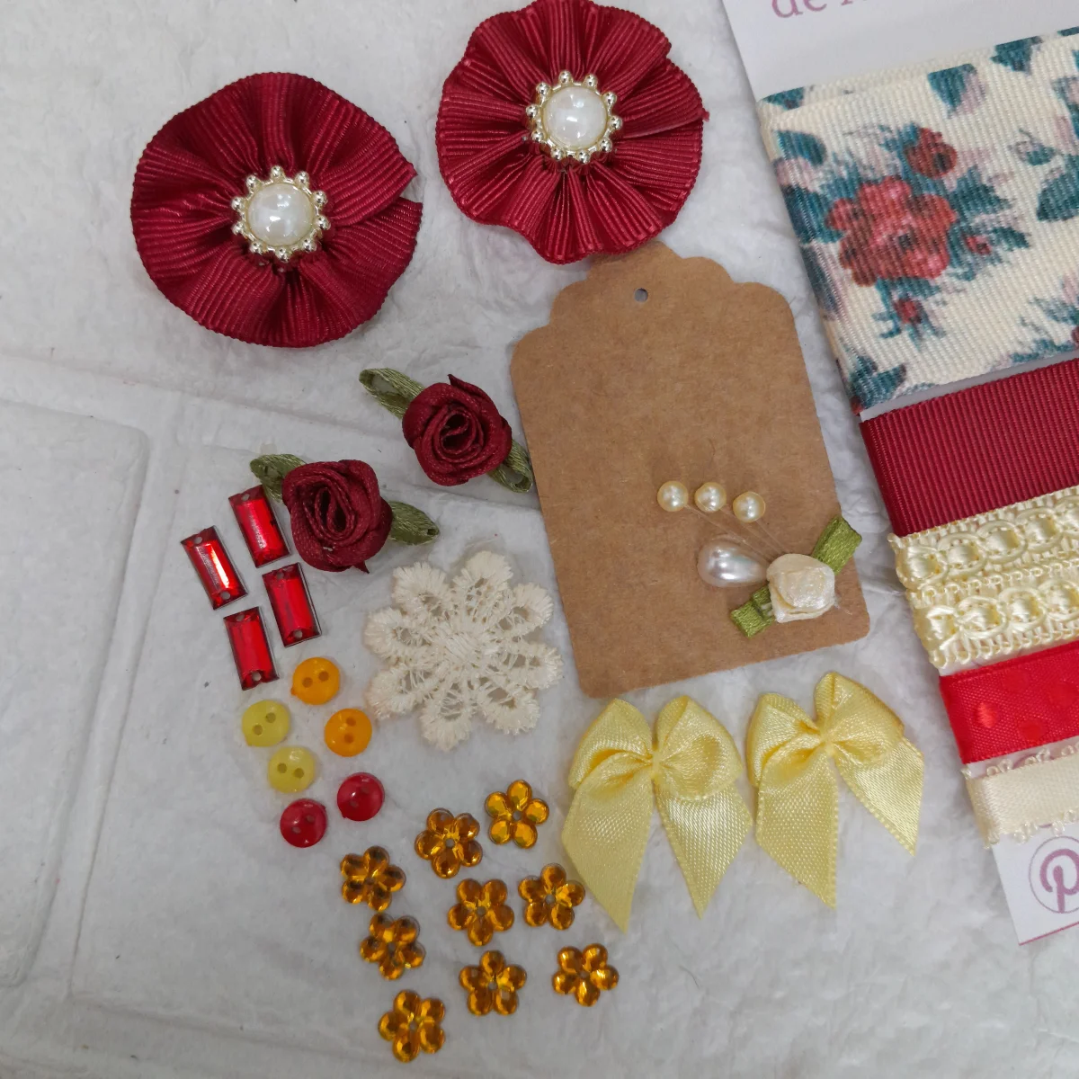 Kit de Fitas, Enfeites e Ornametos Coordenados em Tons de Vermelho e Bege Artesanato Criativo - Imagem 2