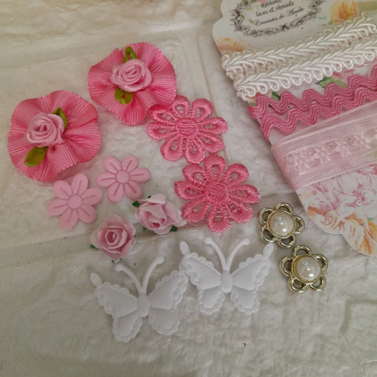 Mini Kit de Fitas, Aviamentos  e  Enfeites  Coordenados Rosa e Branco para Artesanato Criativo - Imagem 5