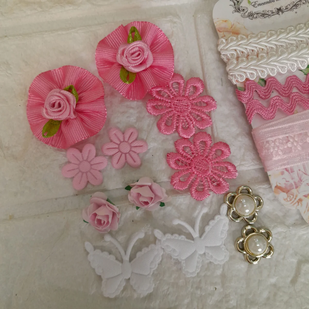 Mini Kit de Fitas, Aviamentos  e  Enfeites  Coordenados Rosa e Branco para Artesanato Criativo - Imagem 2