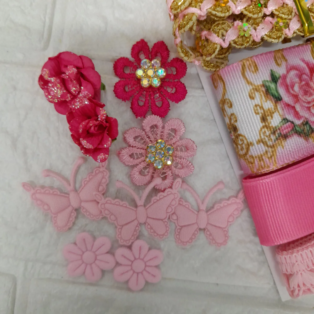 Kit de Fitas, Aviamentos e Enfeites Coordenados Tons de Rosa e Dourado para Artesanato - Imagem 3