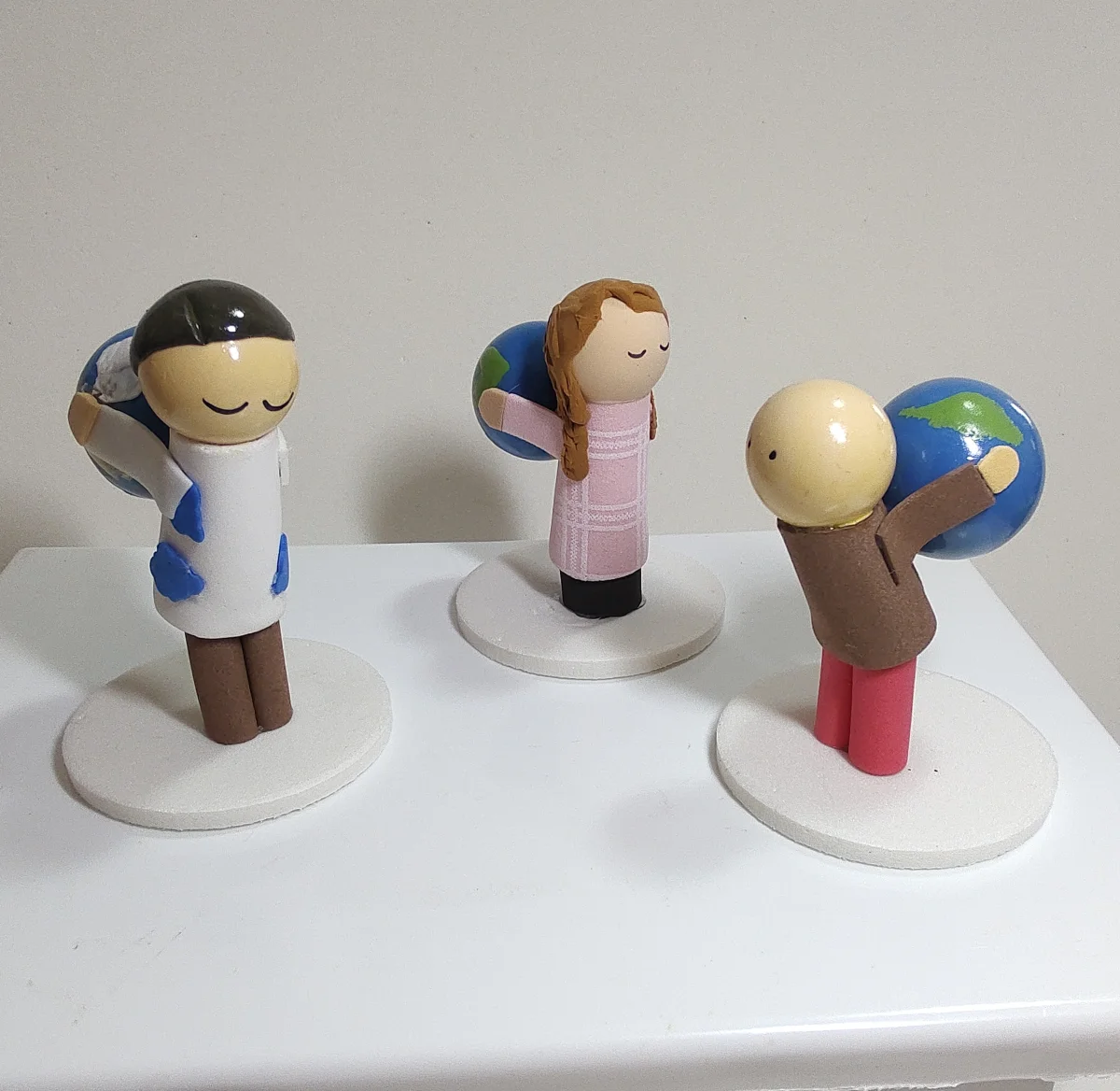 Boneco com o Mundo nas Costas (unidade) - Imagem 1