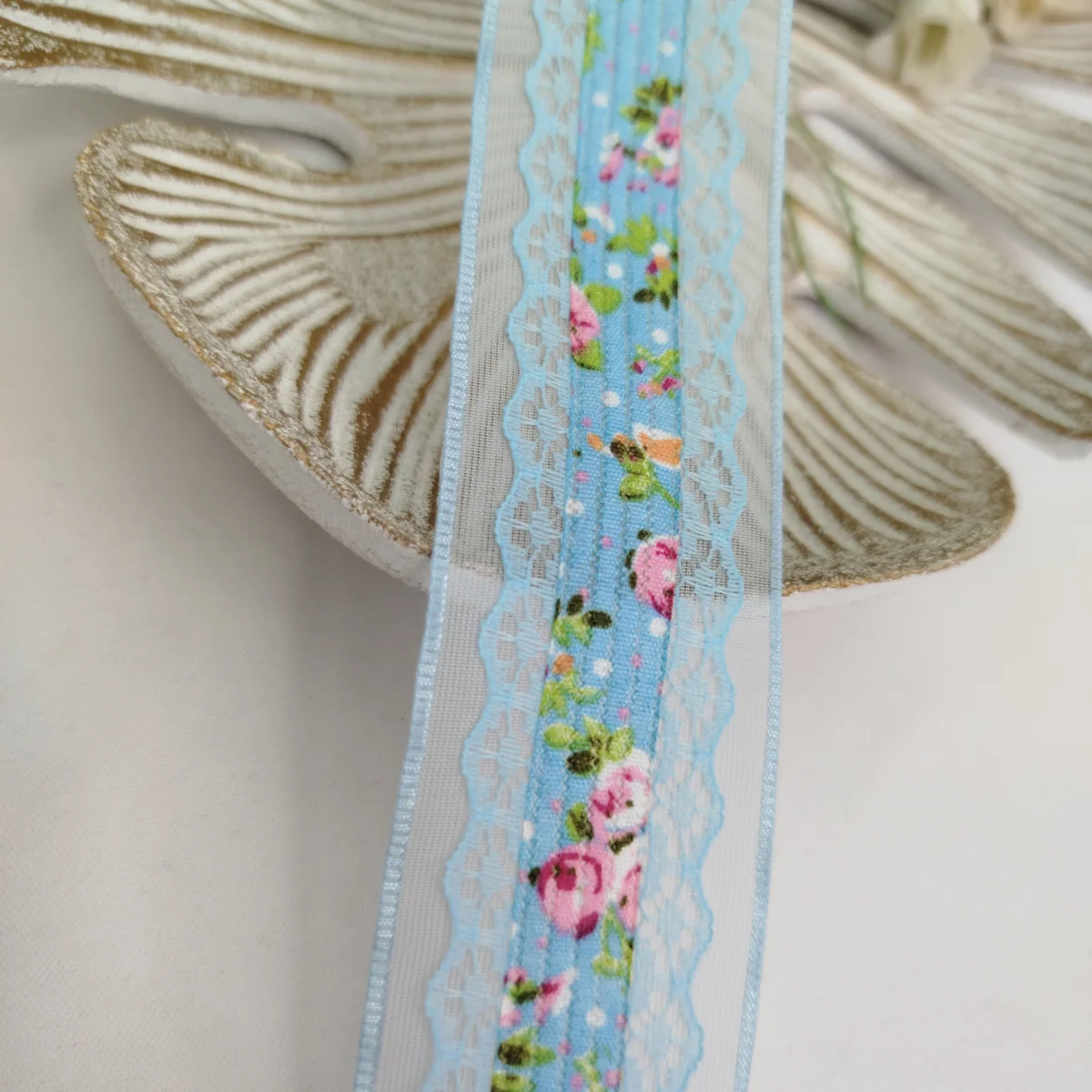 Fita Voil Azul com Aplique de Rendas e Estampa de Flores Rosa - 38 mm - venda a metro - Imagem 4