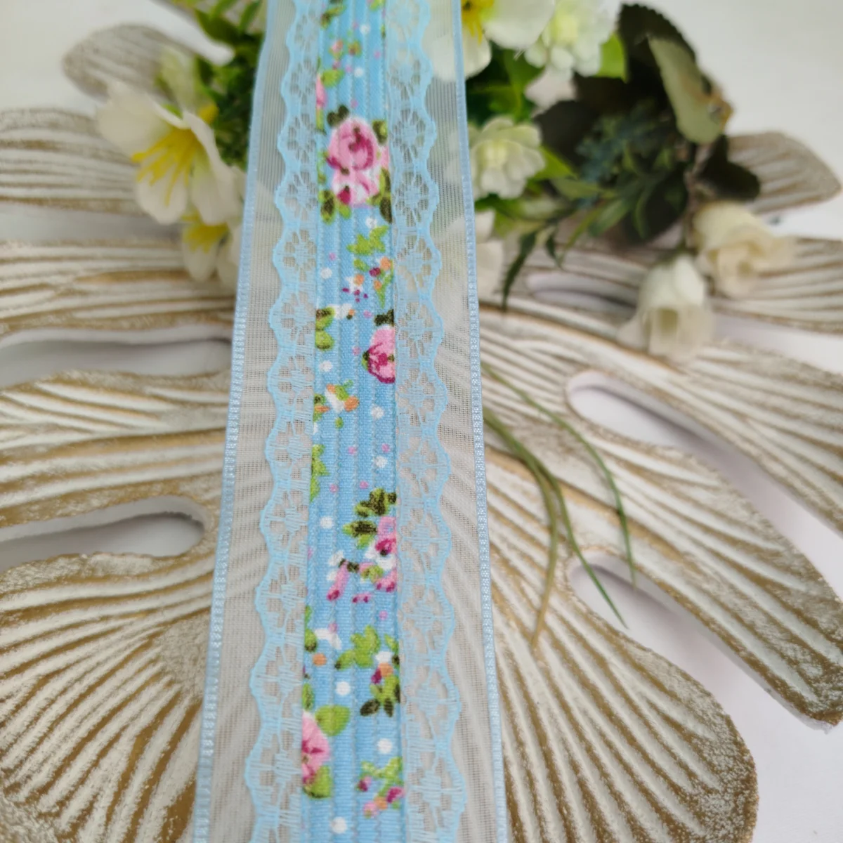 Fita Voil Azul com Aplique de Rendas e Estampa de Flores Rosa - 38 mm - venda a metro - Imagem 2