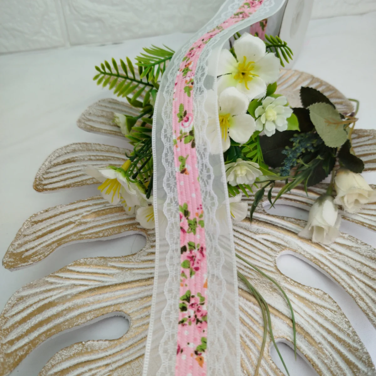 Fita Voil Branca com Aplique de Rendas e Estampa de Florzinhas Rosa - 38 mm - venda a metro - Imagem 2