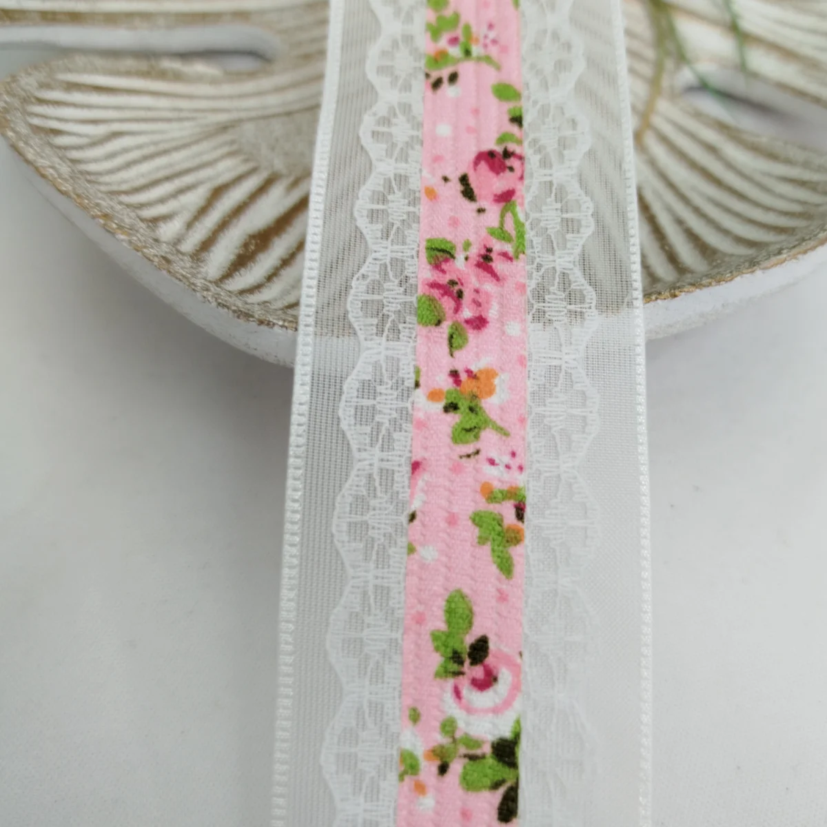Fita Voil Branca com Aplique de Rendas e Estampa de Florzinhas Rosa - 38 mm - venda a metro - Imagem 1