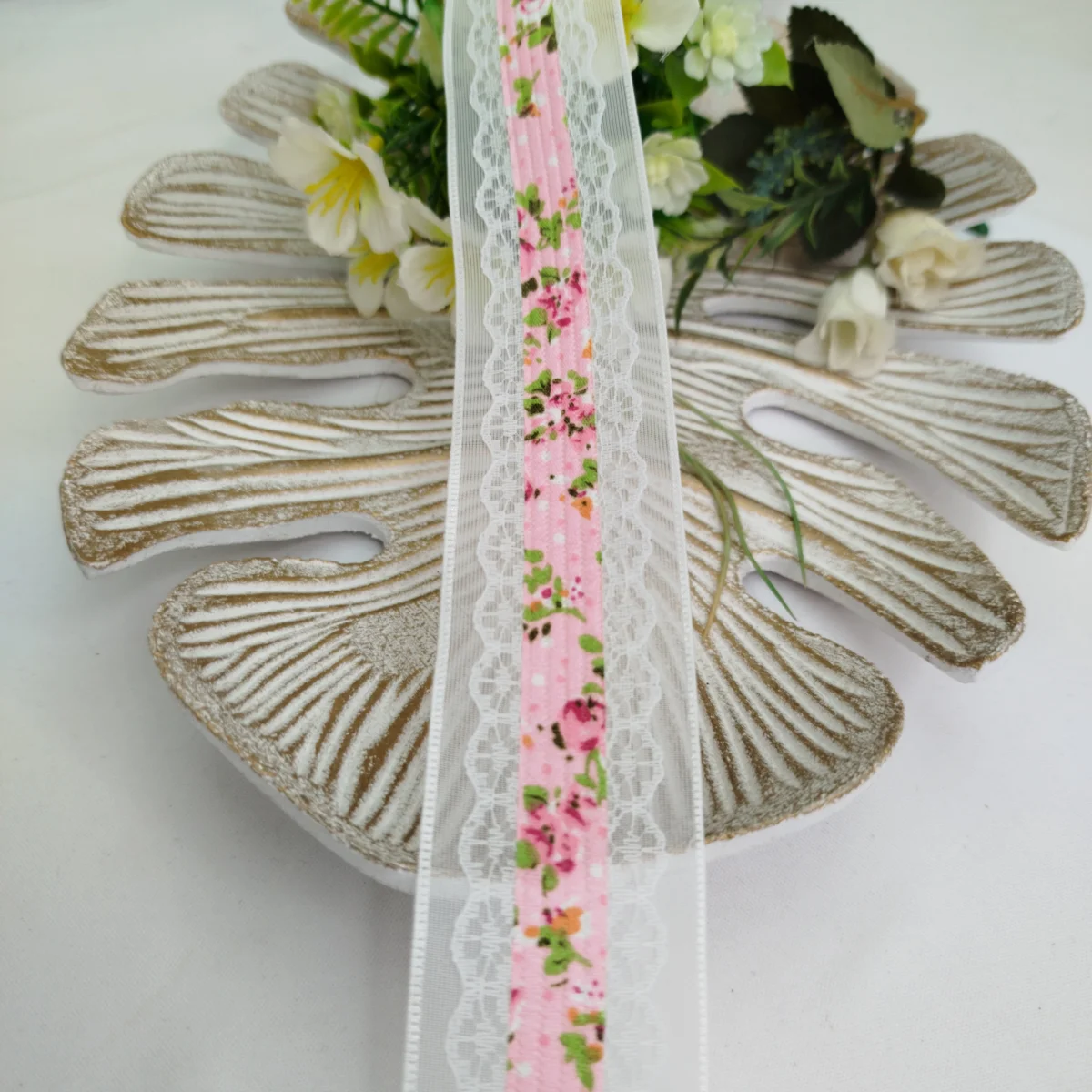 Fita Voil Branca com Aplique de Rendas e Estampa de Florzinhas Rosa - 38 mm - venda a metro - Imagem 7
