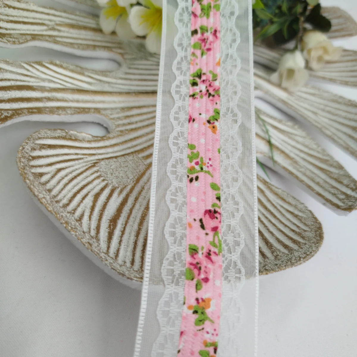 Fita Voil Branca com Aplique de Rendas e Estampa de Florzinhas Rosa - 38 mm - venda a metro - Imagem 4