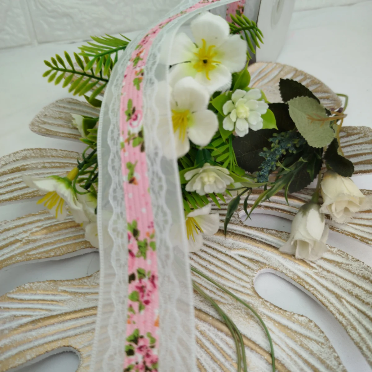 Fita Voil Branca com Aplique de Rendas e Estampa de Florzinhas Rosa - 38 mm - venda a metro - Imagem 3