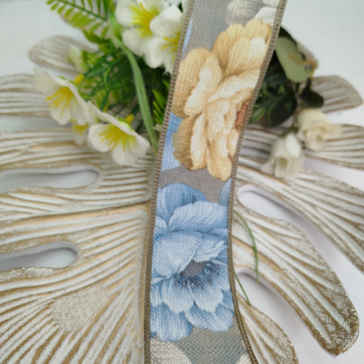 Fita de Linho Estampa de Flores em Tons Azul e Bege - Artesanato e Costura Criativa - Imagem 3
