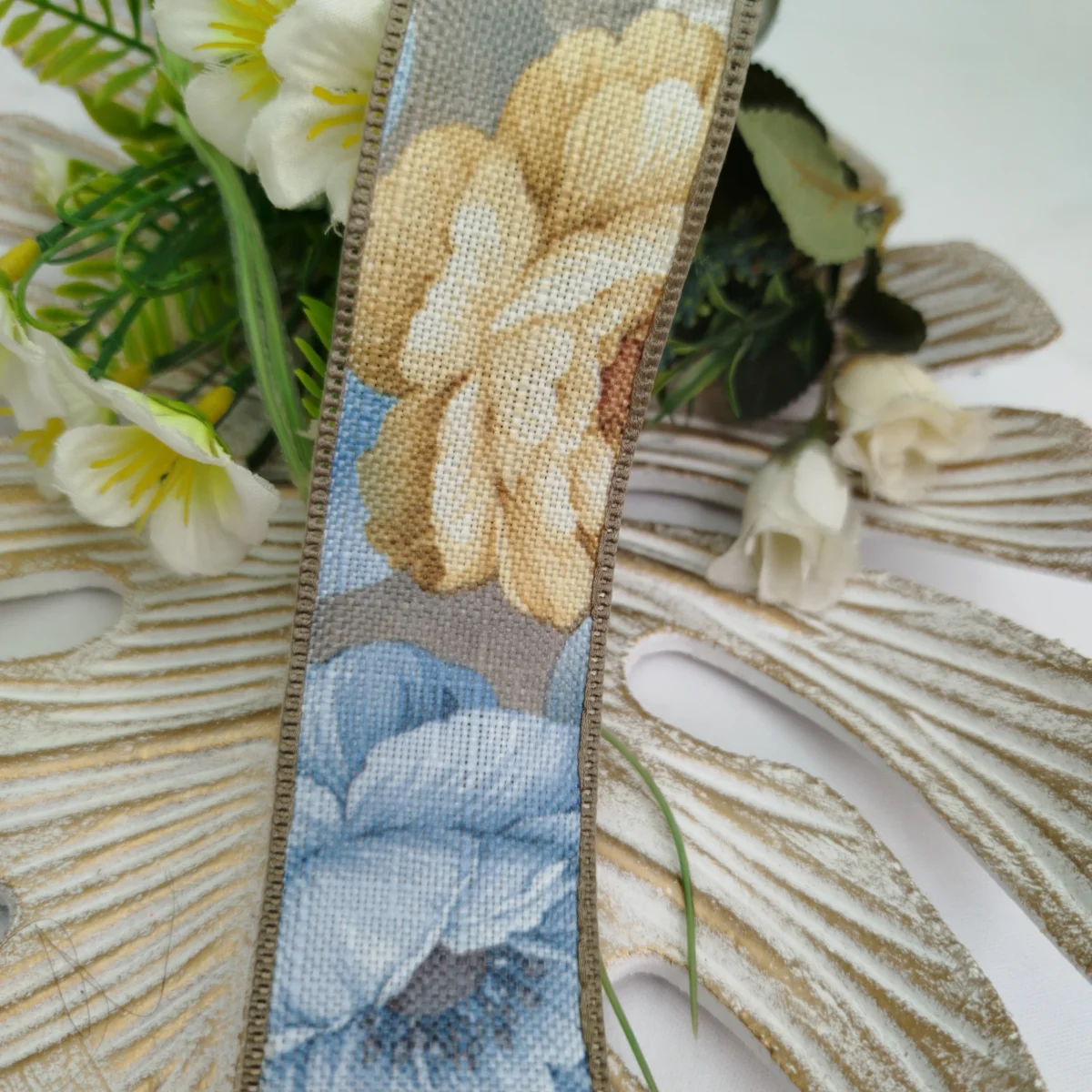 Fita de Linho Estampa de Flores em Tons Azul e Bege - Artesanato e Costura Criativa - Imagem 5