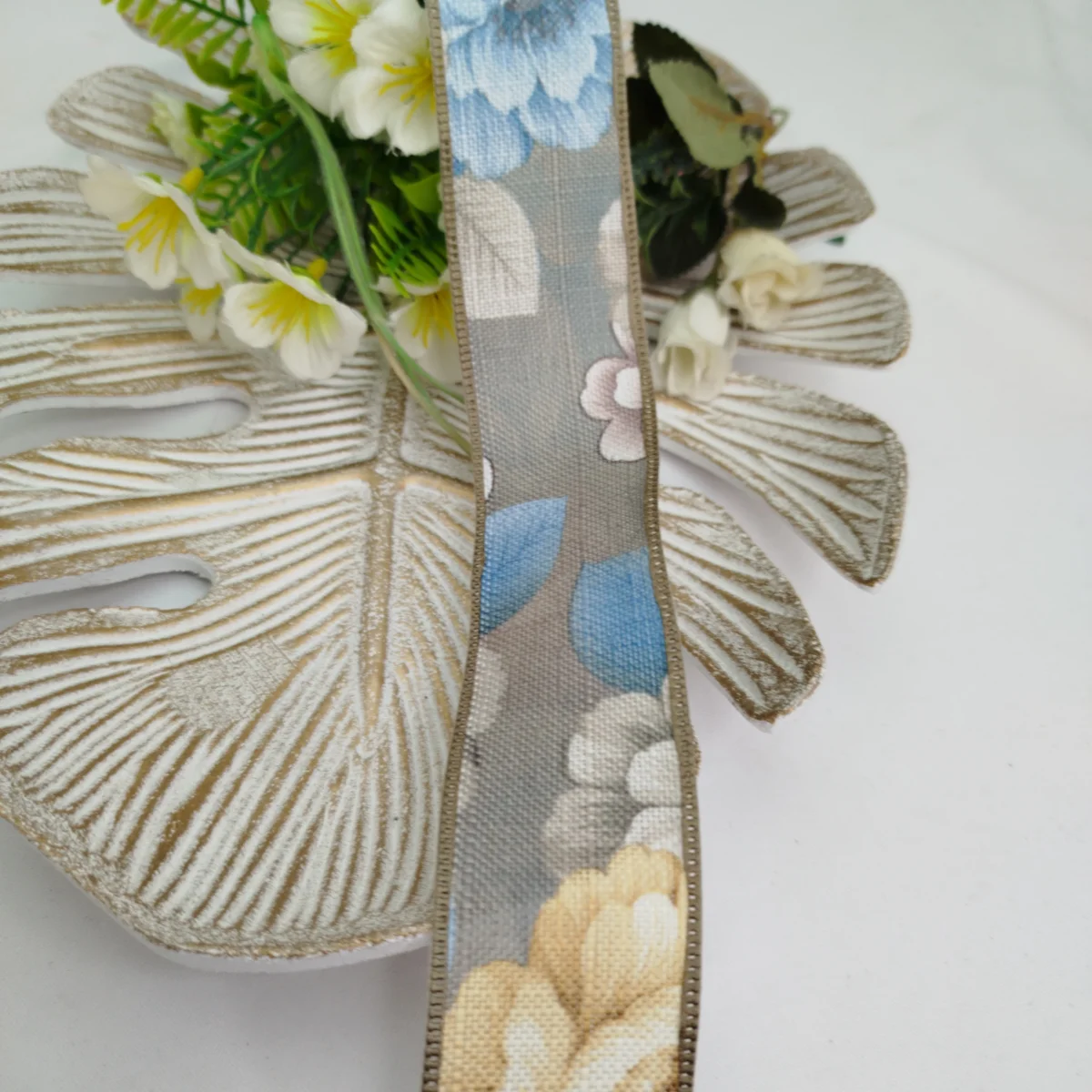 Fita de Linho Estampa de Flores em Tons Azul e Bege - Artesanato e Costura Criativa - Imagem 4