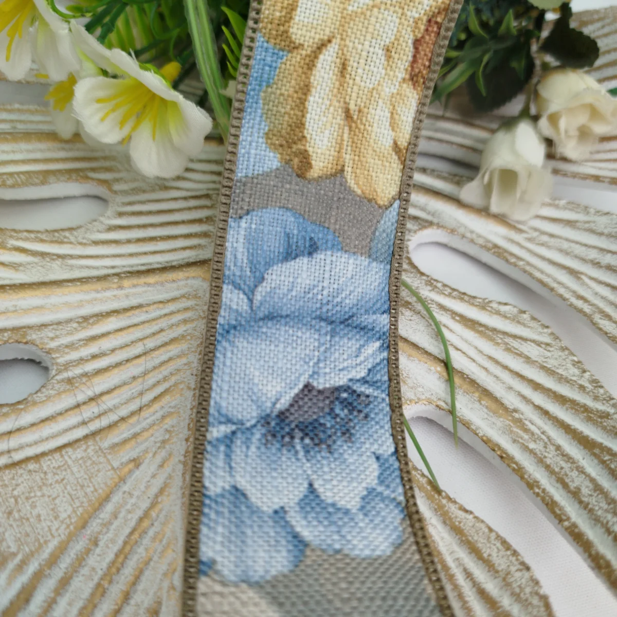 Fita de Linho Estampa de Flores em Tons Azul e Bege - Artesanato e Costura Criativa - Imagem 1