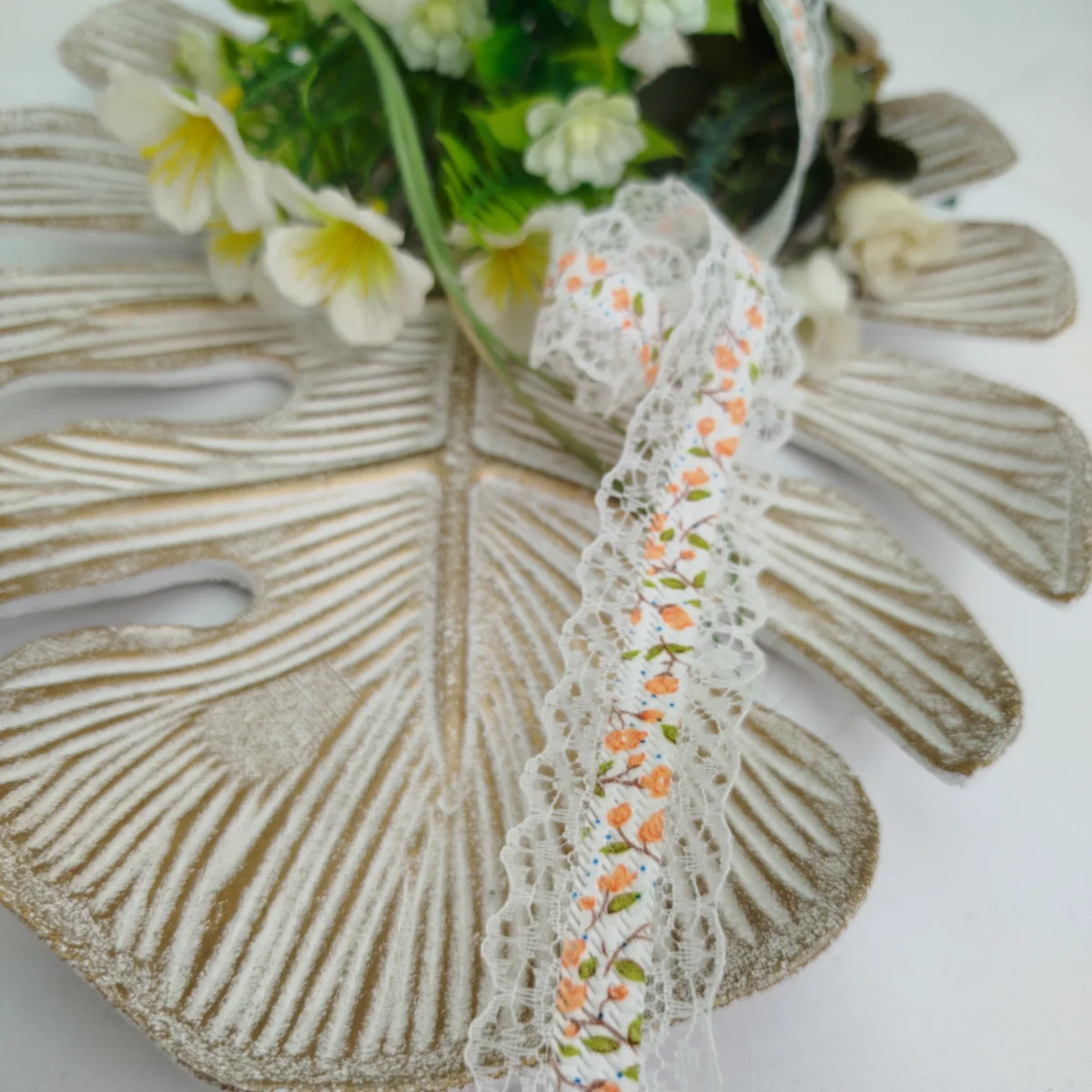 Fita Estampa Florzinhas Laranja e Bordas de Rendas Brancas -3 cm largura - venda a metro - Imagem 2