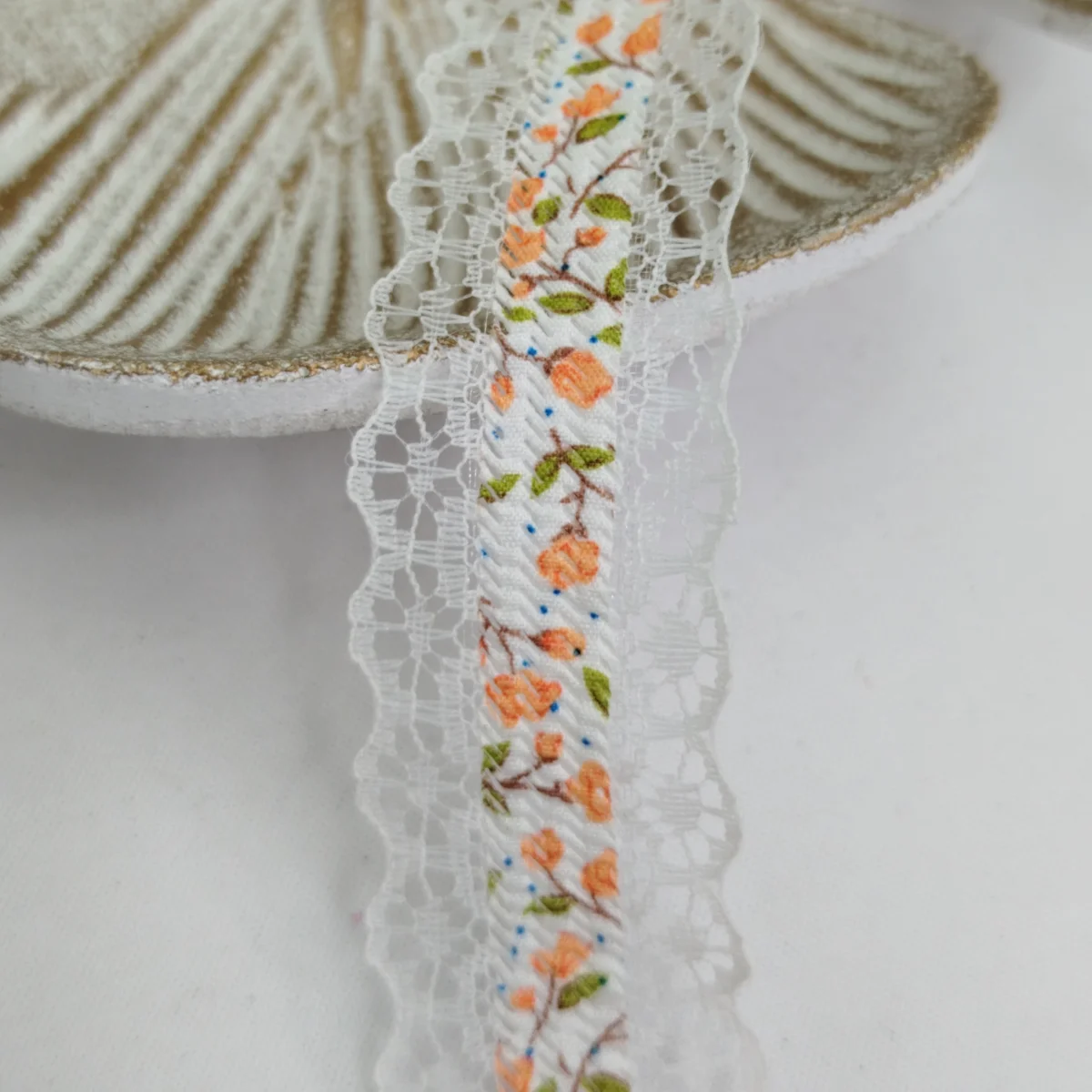 Fita Estampa Florzinhas Laranja e Bordas de Rendas Brancas -3 cm largura - venda a metro - Imagem 1