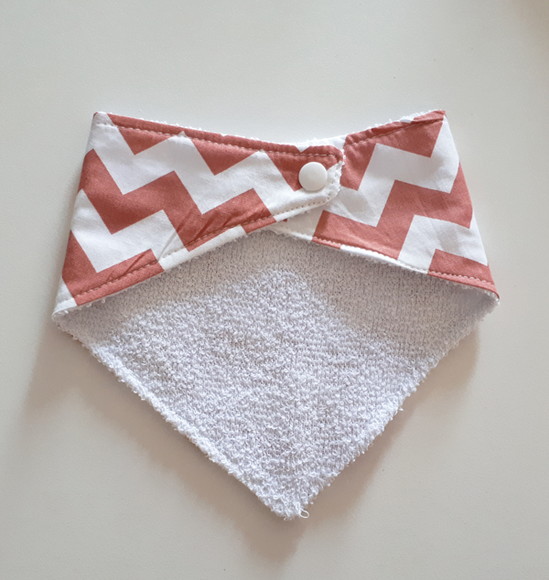 Babador atoalhado bandana Chevron Goiaba - Imagem 3