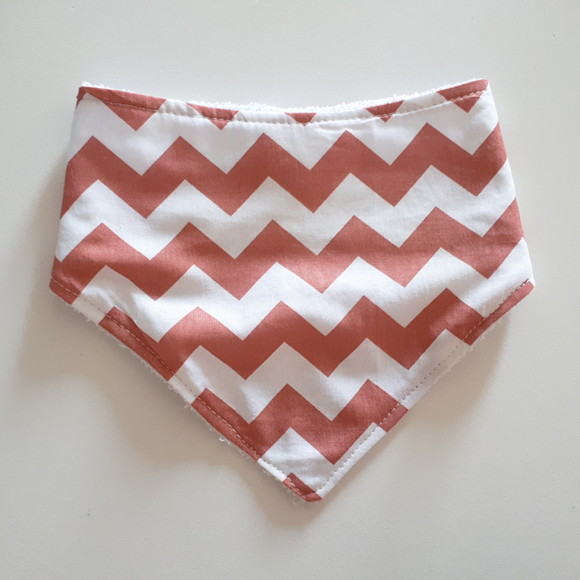 Babador atoalhado bandana Chevron Goiaba