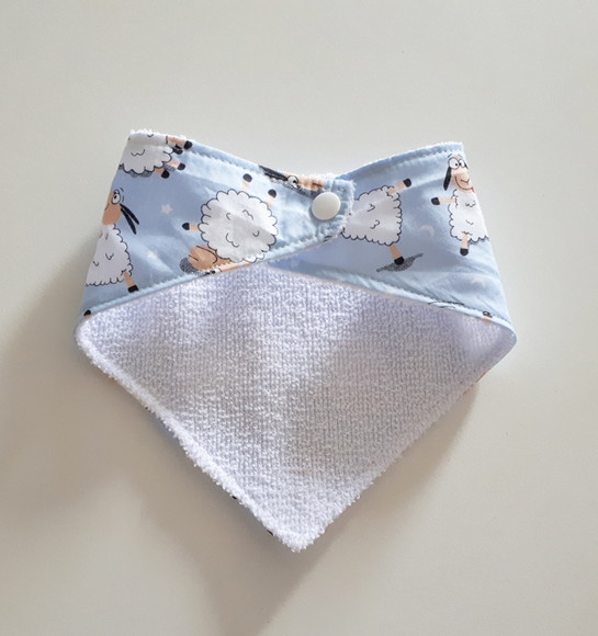 Babador atoalhado bandana Ovelhinhas em azul - Imagem 2